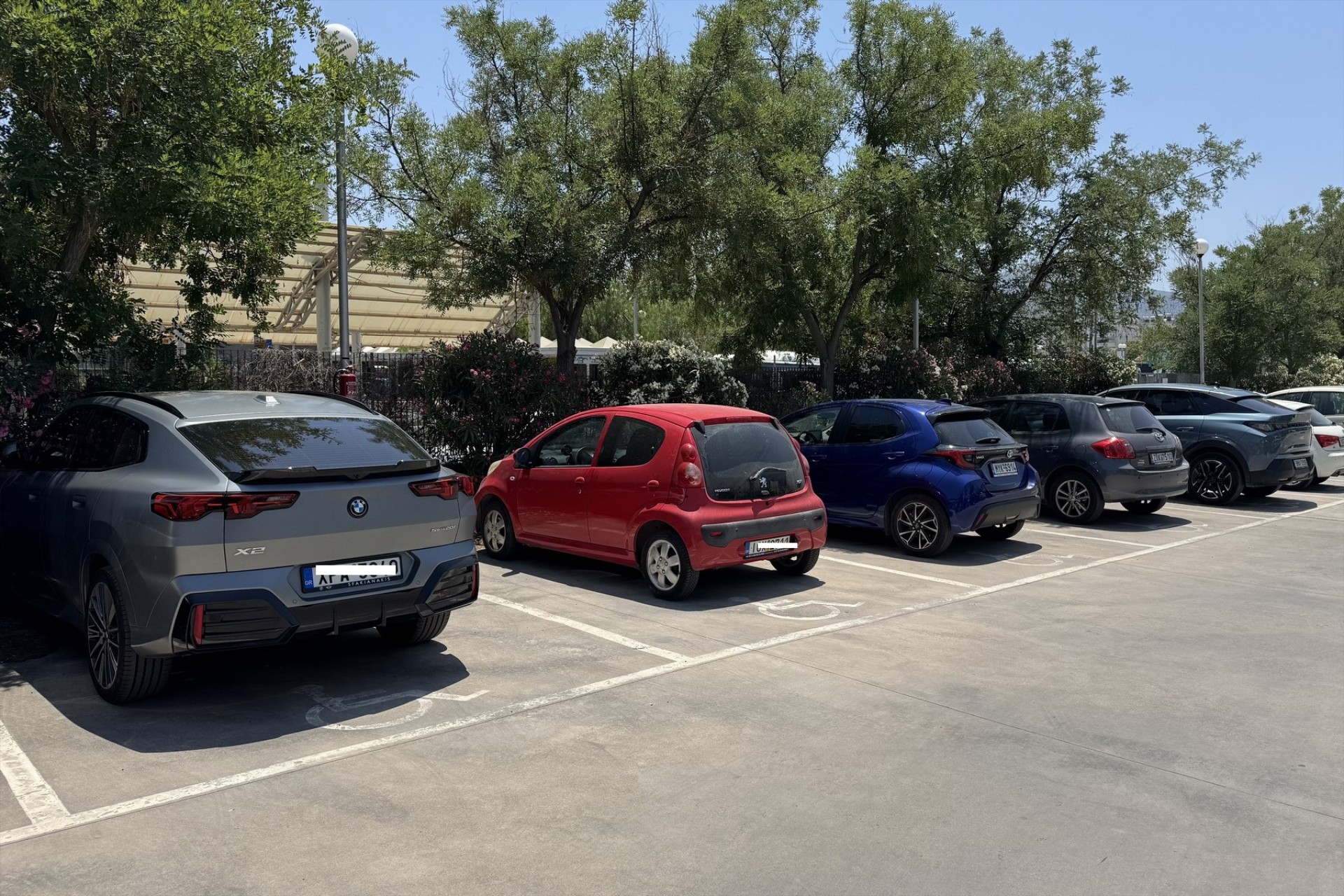 Απίθανοι Έλληνες – Πάρκαραν σε όλες τις θέσεις ΑμεΑ έξω από το Μετρό για τη σκιά!