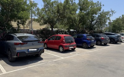 Ντροπή σε όλους – Πάρκαραν σε όλες τις θέσεις ΑμεΑ έξω από το Μετρό για τη σκιά!