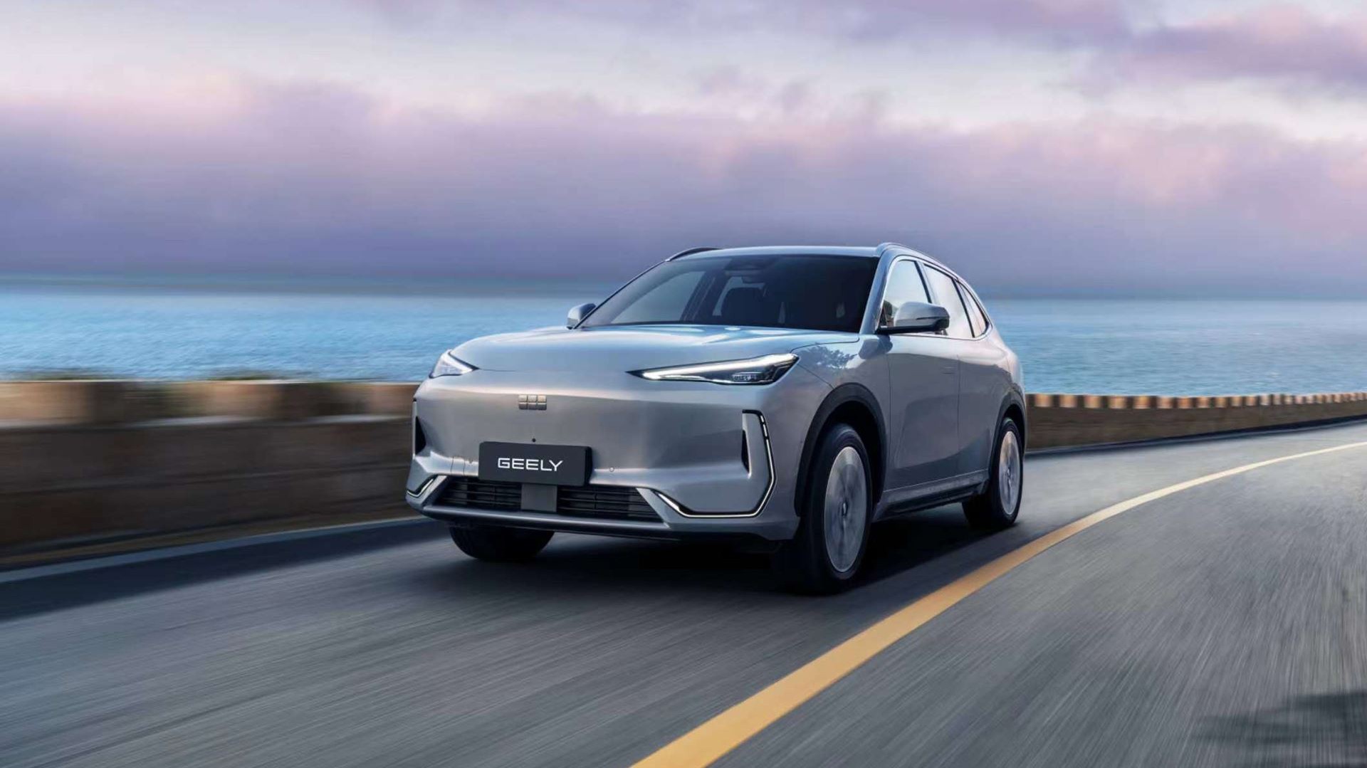 Στην Ελλάδα το νέο C-SUV της Geely – Έχει έκπτωση 2.000 ευρώ (Δείτε τιμές)