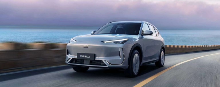 Στην Ελλάδα το νέο C-SUV της Geely – Έχει έκπτωση 2.000 ευρώ (Δείτε τιμές)