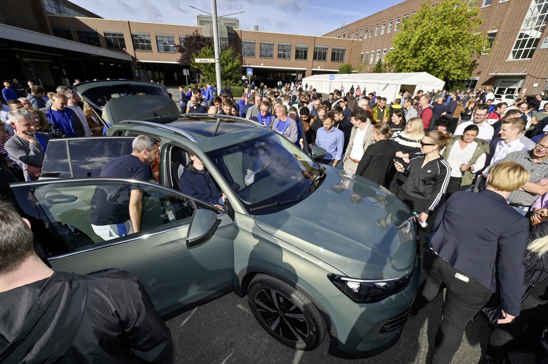 Γιατί όλοι αγοράζουν το νέο Volkswagen Tiguan; Πώς έφτασε στο Νο1 