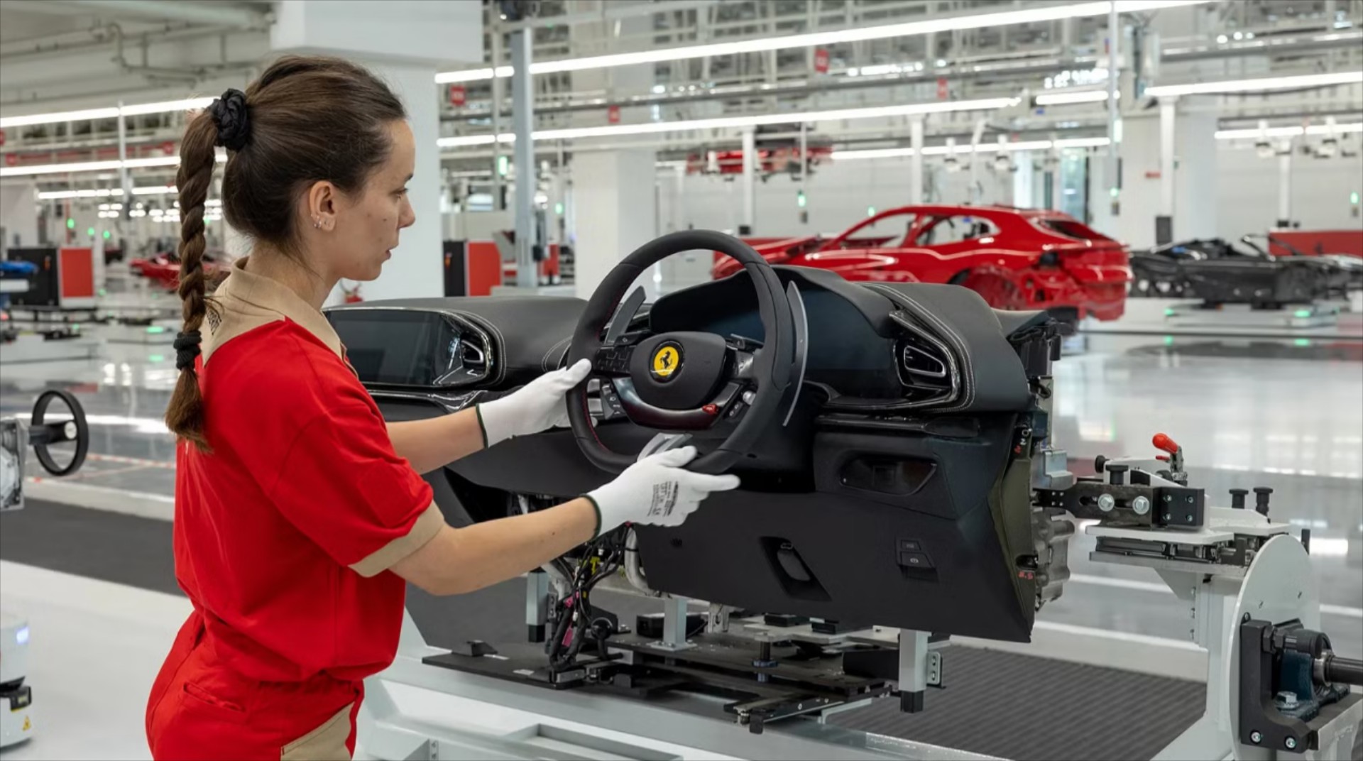 Η Ferrari παραδέχθηκε το λάθος – Επαναφέρει τα κουμπιά στο ταμπλό