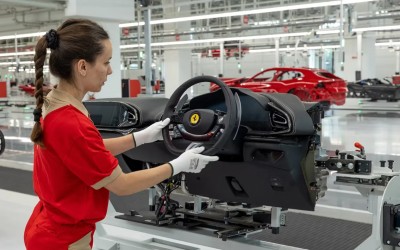Η Ferrari παραδέχθηκε το λάθος – Επαναφέρει τα κουμπιά στο ταμπλό