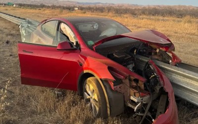 Τρομερό ατύχημα με Tesla – Πέρασε μέσα από την καμπίνα η μπαριέρα
