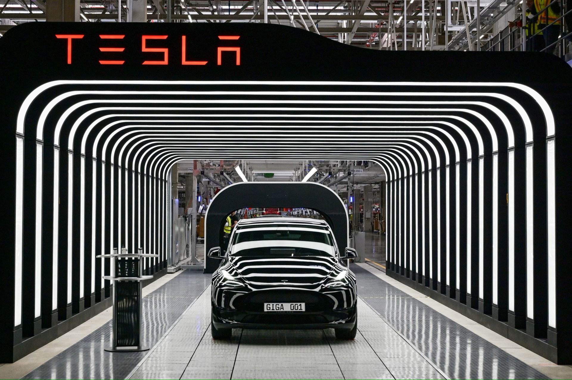 Τι είναι το Grok που θα μπει στα Tesla;