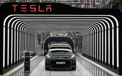 Τι είναι το Grok που θα μπει στα Tesla;