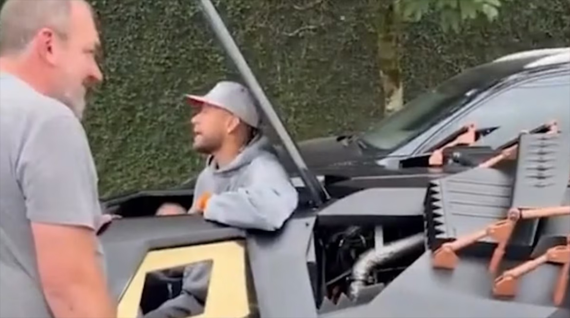 Video: Ο Neymar αγόρασε… Batmobile - Πλήρωσε 1 εκατ. ευρώ, αλλά δεν μπορεί να το οδηγήσει