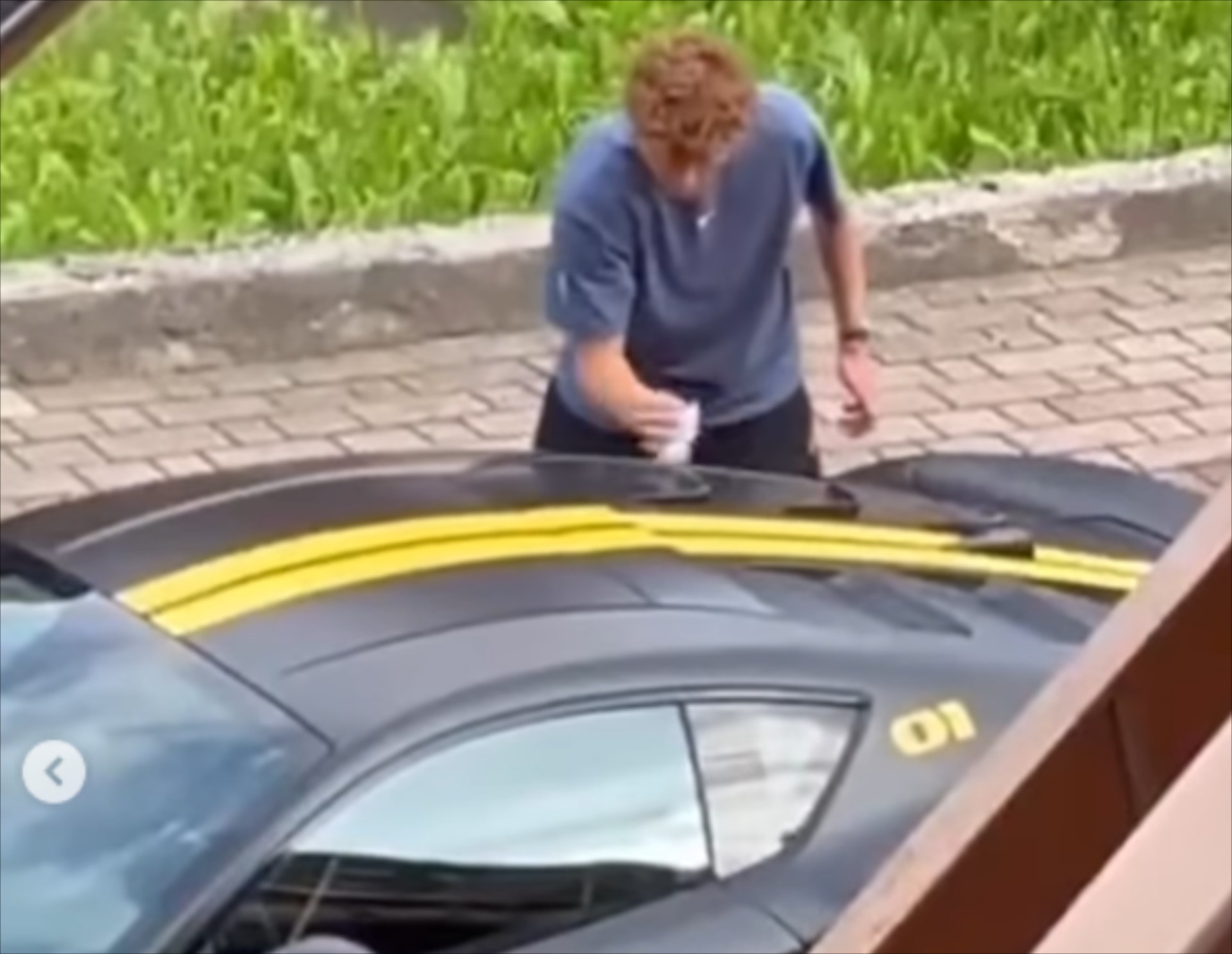 Το Νο1 του κόσμου πλένει με τα χέρια τη Ferrari [video]