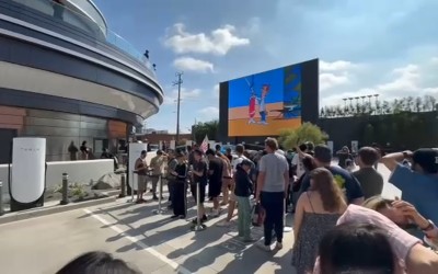 Ουρές χιλιομέτρων σε κατάστημα της Tesla – Είναι το πρώτο του είδους του παγκοσμίως