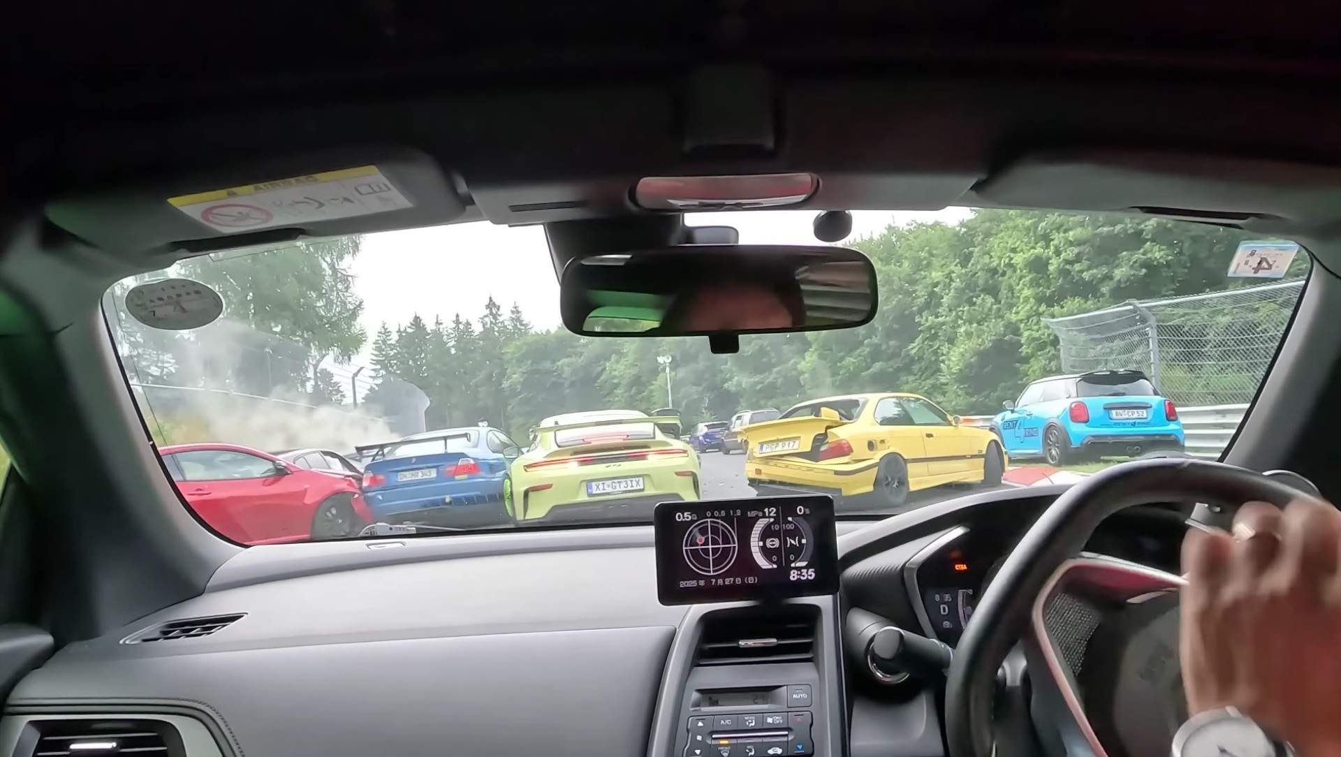 Video: Μικροσκοπικό Honda διαλύει Porsche και BMW - Η καραμπόλα στο Nurburgring