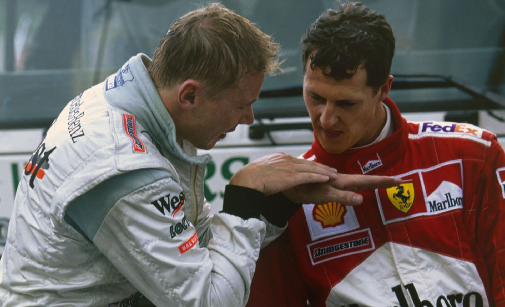 Η άγνωστη κουβέντα – Τι είπαν Hakkinen και Schumacher στην ιστορική φωτογραφία [video]
