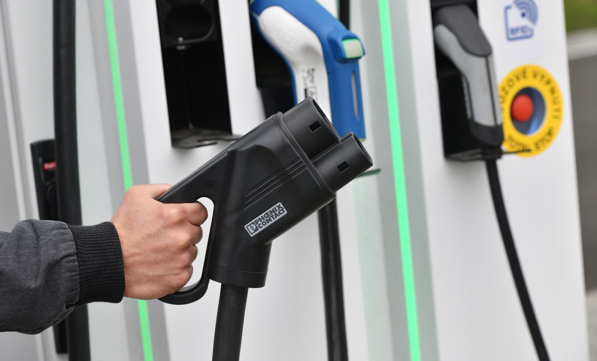 Φόρτιση ηλεκτρικού σε χρόνους βενζίνης – Πού συμβαίνει ήδη