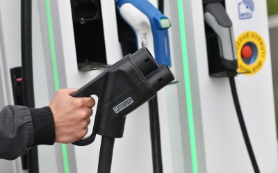 Φόρτιση ηλεκτρικού σε χρόνους βενζίνης – Που συμβαίνει ήδη