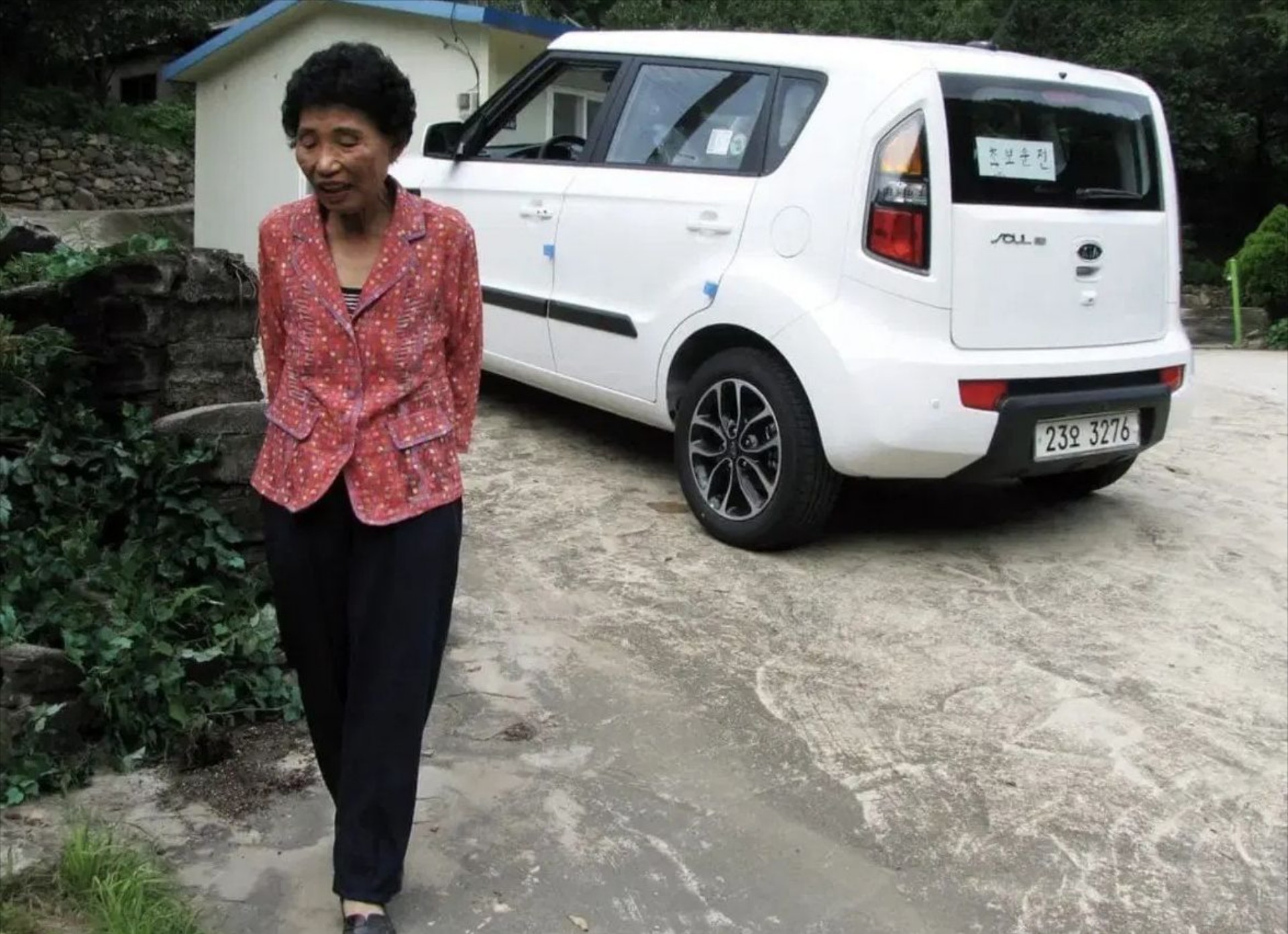 Η 70χρονη που έδωσε 960 φορές για δίπλωμα – Η Hyundai της έκανε δώρο το αυτοκίνητο