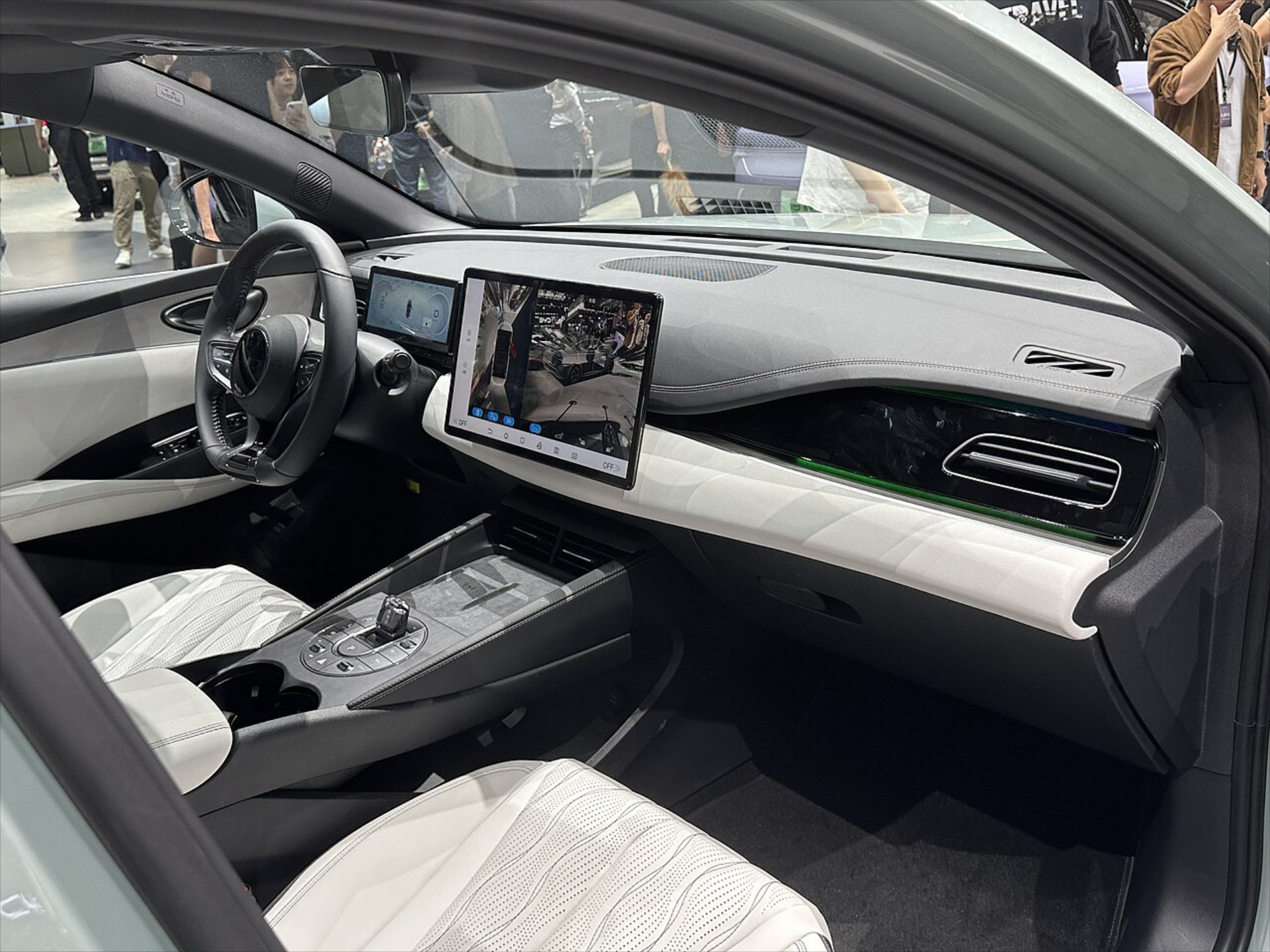 Ανακοινώθηκε: Έρχεται στην Ευρώπη το υβριδικό BYD των 1.505 km που έχει ψυγείο