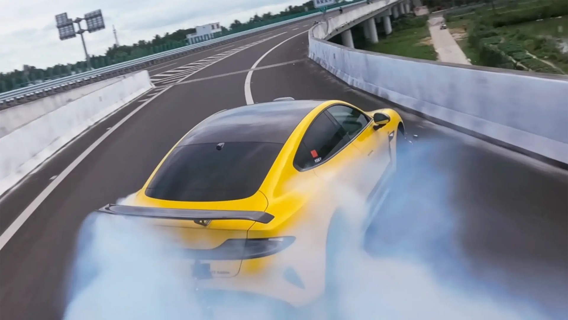 Ο νέος Ken Block είναι Κινέζος και οδηγεί Xiaomi με 1.548 ίππους – Καίει λάστιχο για 9 λεπτά και 9 δευτερόλεπτα [video]