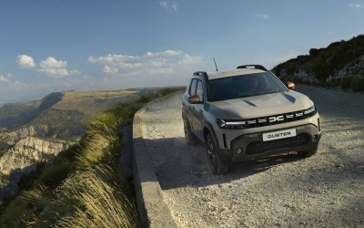 H Dacia κάνει κίνηση ματ στα SUV - LPG, hybrid και τετρακίνηση με 1.500 km αυτονομίας