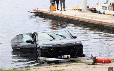 Δύτες έβγαλαν BMW αξίας 150.000 ευρώ από ποτάμι – Πώς τα κατάφερε ο οδηγός