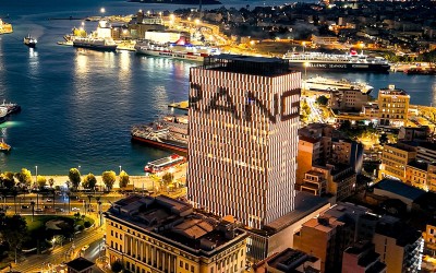 Για πρώτη φορά στην Ελλάδα – Η Range Rover φωτίζει τον Πύργο Πειραιά [video]