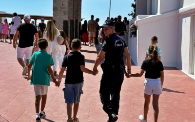 Από ποιο χέρι πρέπει να κρατάνε οι γονείς τα παιδιά στον δρόμο; Η απάντηση της Αστυνομίας