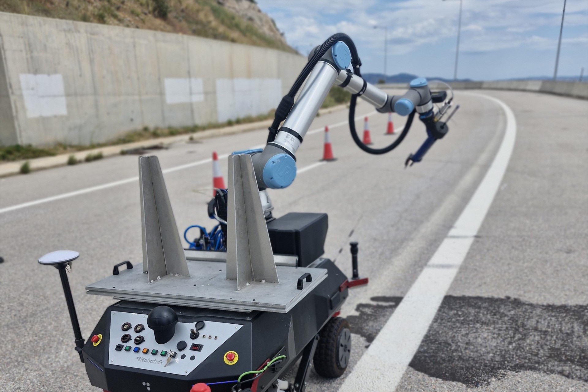 Έφεραν ρομπότ σε δρόμο της Ελλάδας – Φτιάχνει λακκούβες και βάφει γραμμές [video]