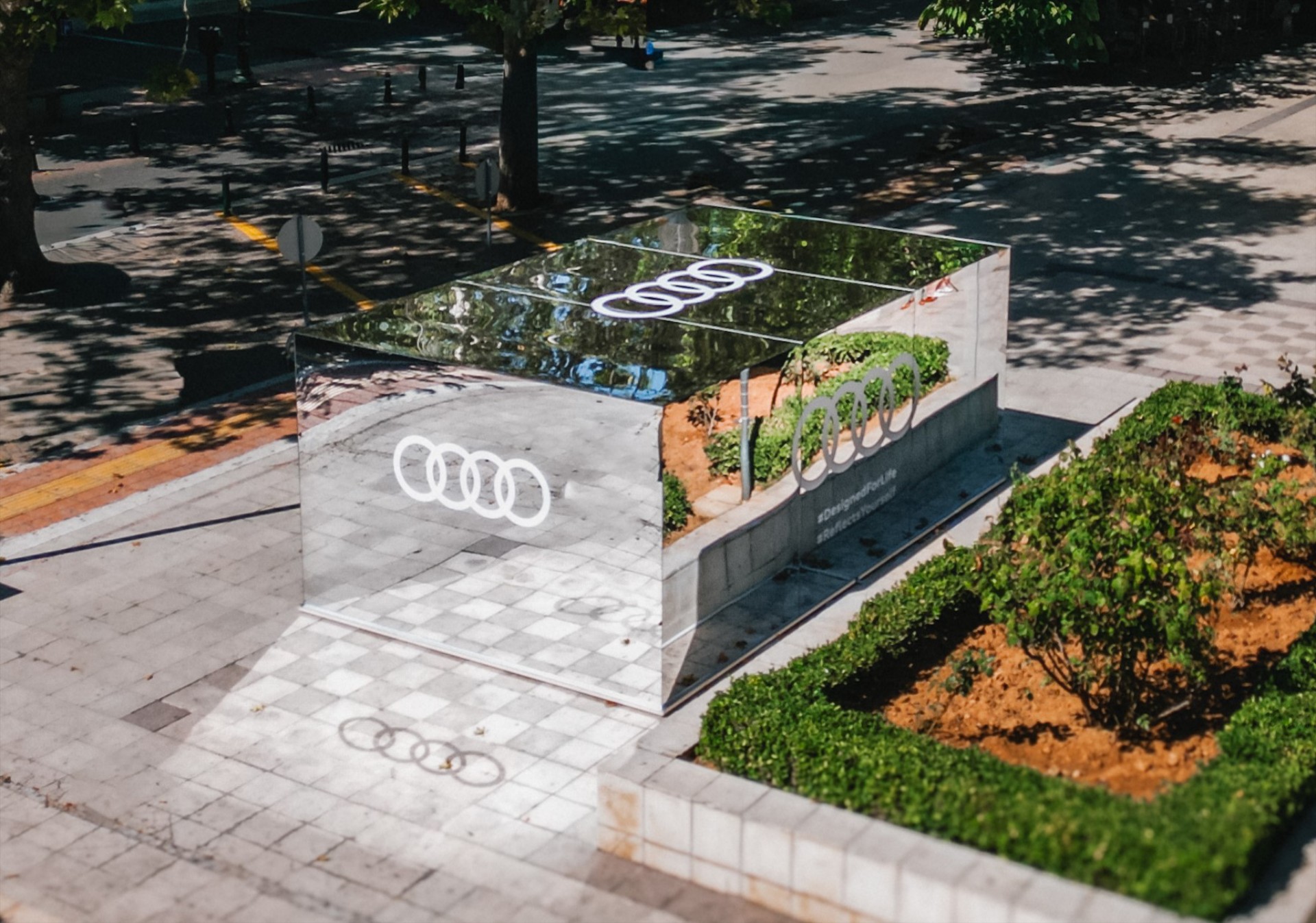 Η Audi φέρνει κάτι μεγάλο στην Ελλάδα – Γιατί έβαλε γυάλινες κατασκευές στις πόλεις;  