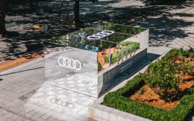 Η Audi φέρνει κάτι μεγάλο στην Ελλάδα – Γιατί έβαλε γυάλινες κατασκευές στις πόλεις;