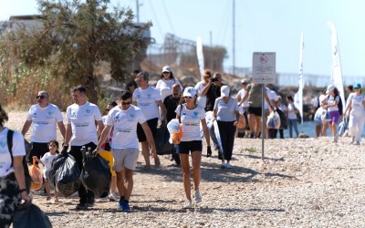 Μεγάλος ελληνικός όμιλος καθάρισε παραλία και βυθό – Έβγαλε τόνους σκουπιδιών