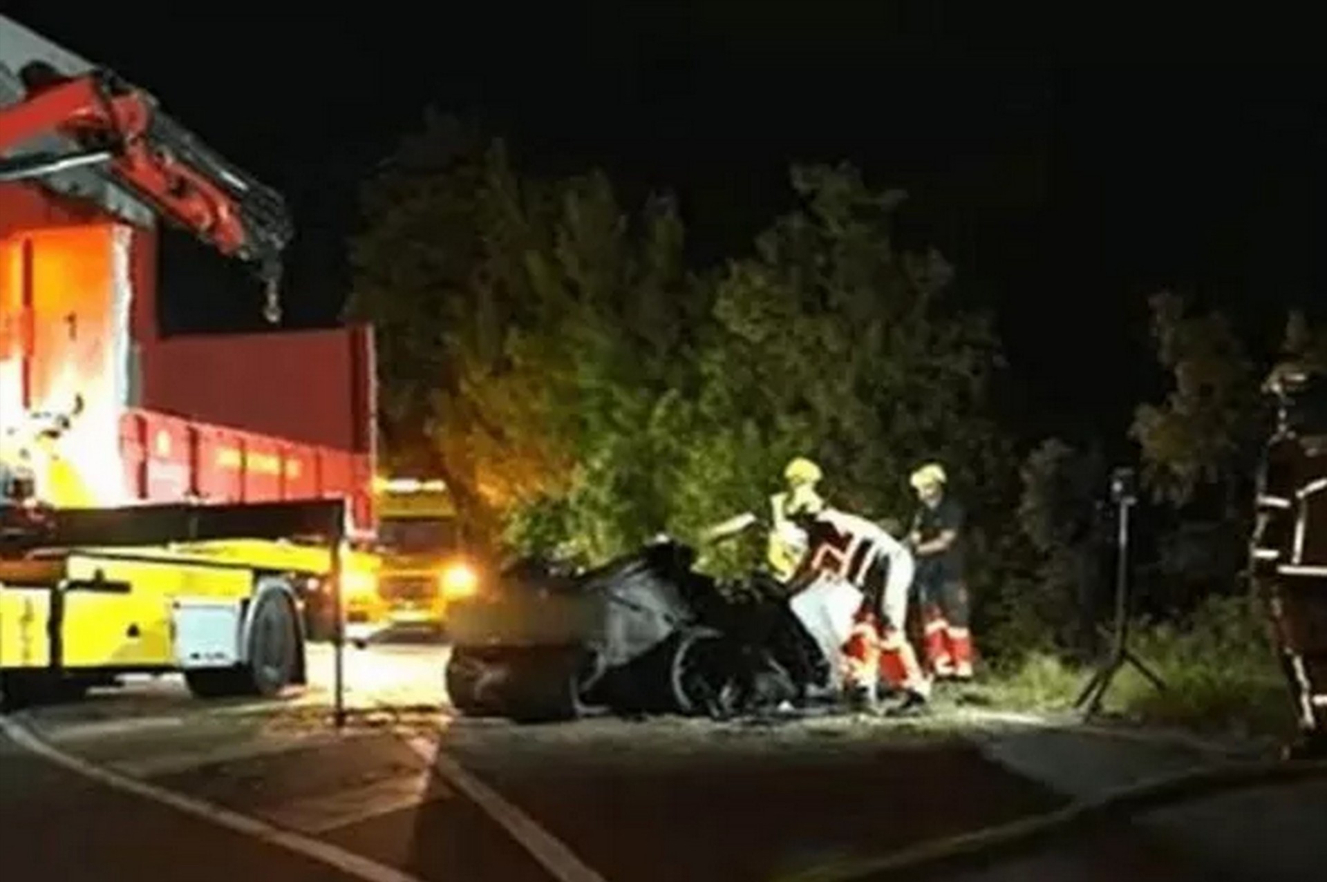 Άνδρας και δύο παιδιά 9 ετών κάηκαν σε Tesla – Μπλόκαραν οι πόρτες