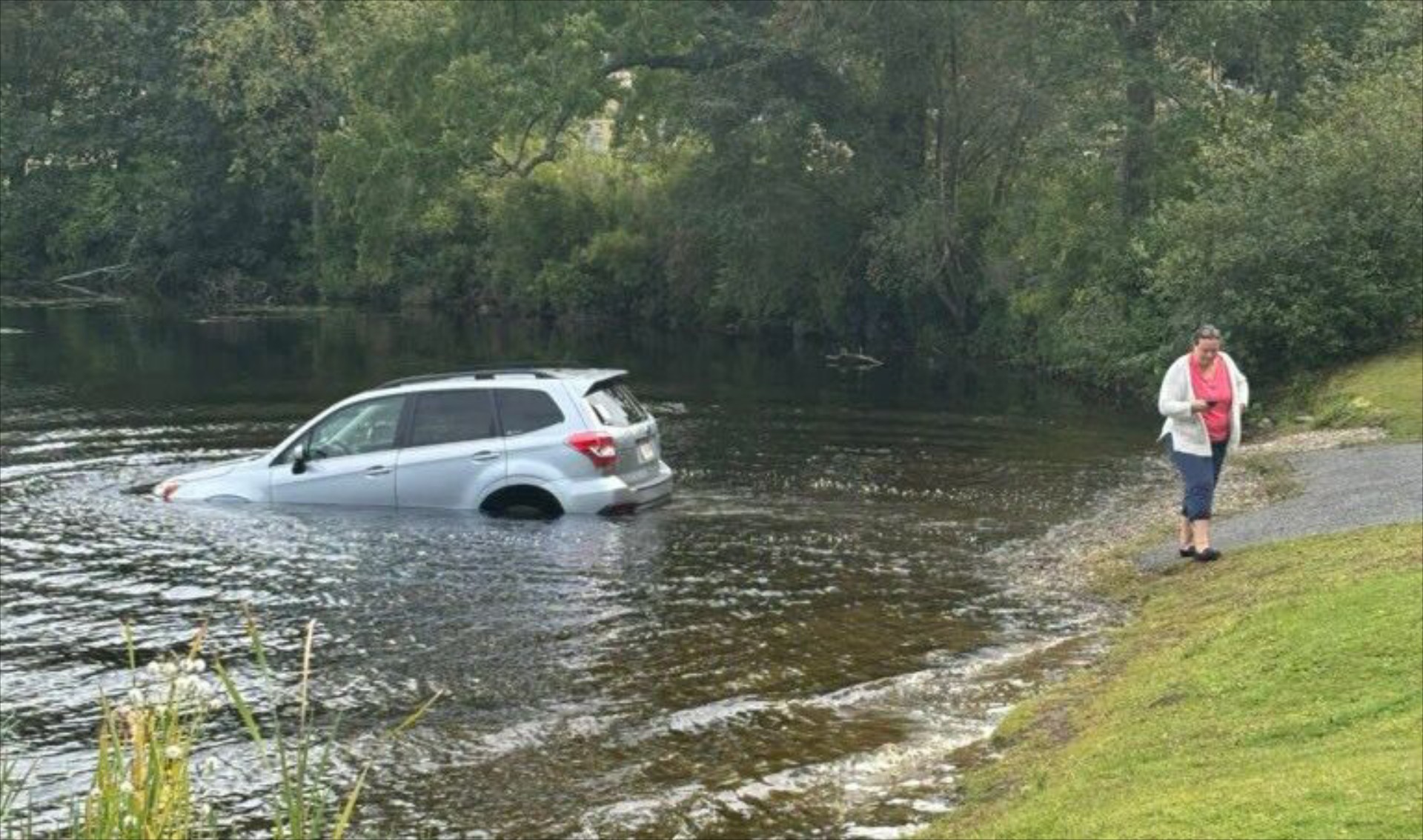Video: 48χρονη ξέχασε να τραβήξει χειρόφρενο - Το Subaru κατέληξε στη λίμνη