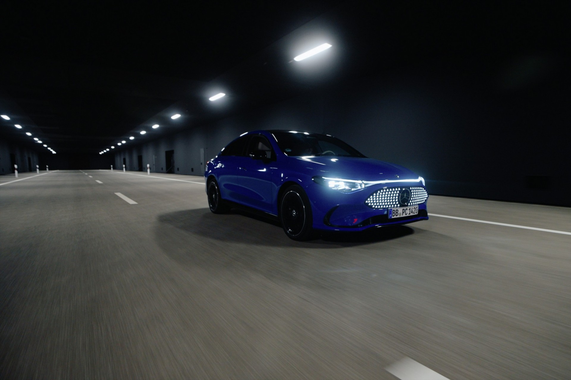 H Mercedes τους ξεπέρασε όλους – Έφτιαξε πίστα δοκιμών φωτισμού  