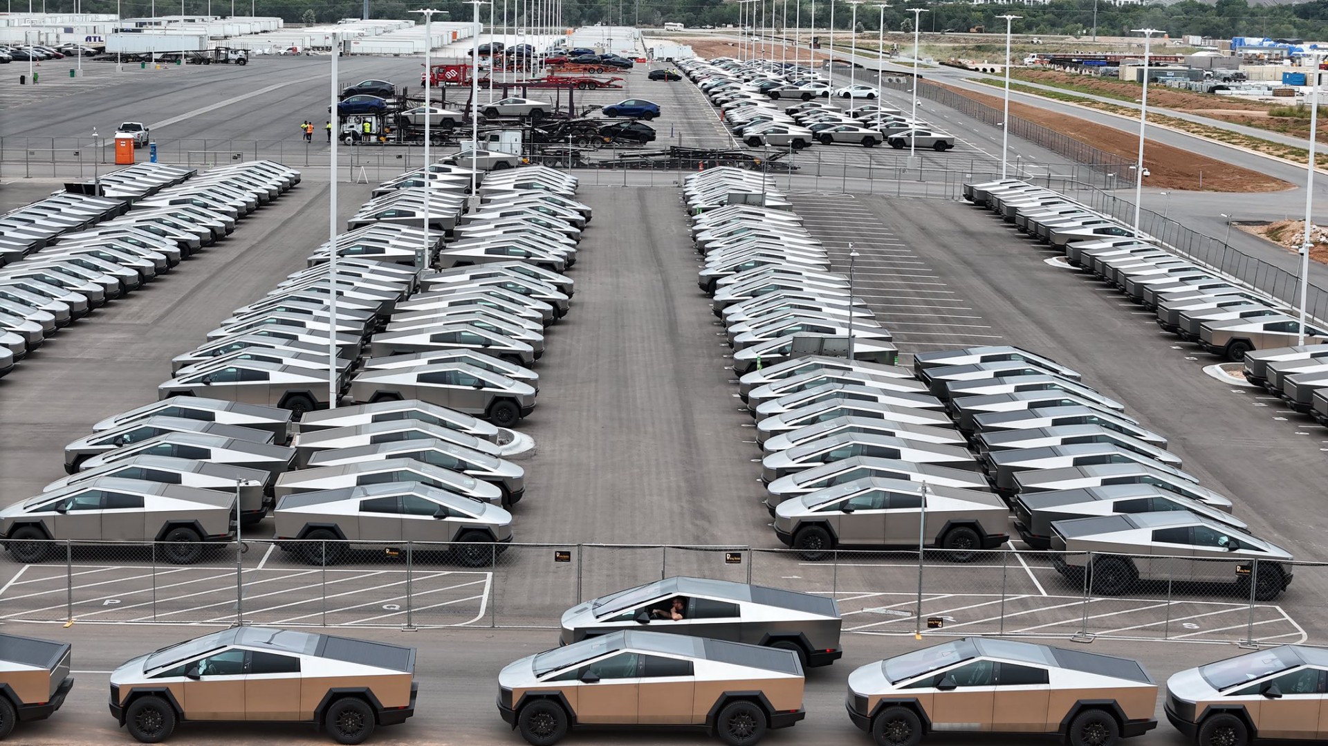 O Elon Musk αγοράζει o ίδιος τα απούλητα Cybertruck!