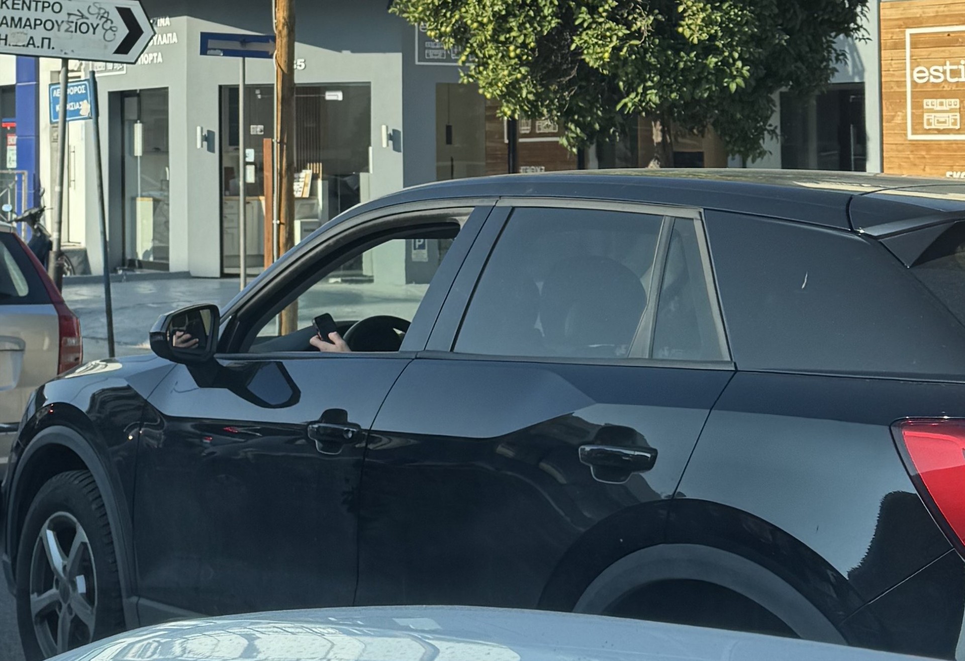 Νέος ΚΟΚ: Η απορία που έχουν οι μισοί οδηγοί για το κινητό – Υπάρχει πρόστιμο ή όχι