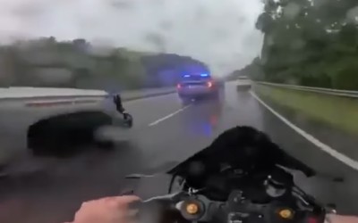 Τι κάνει η Αστυνομία; Έριξε κάτω μοτοσικλετιστή και τον χτύπησε [video]