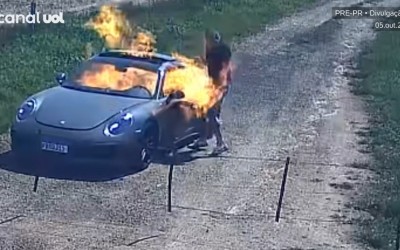 Άνδρας βάζει φωτιά σε Porsche – Χρωστάει στην εφορία και ήθελε αποζημίωση [video]