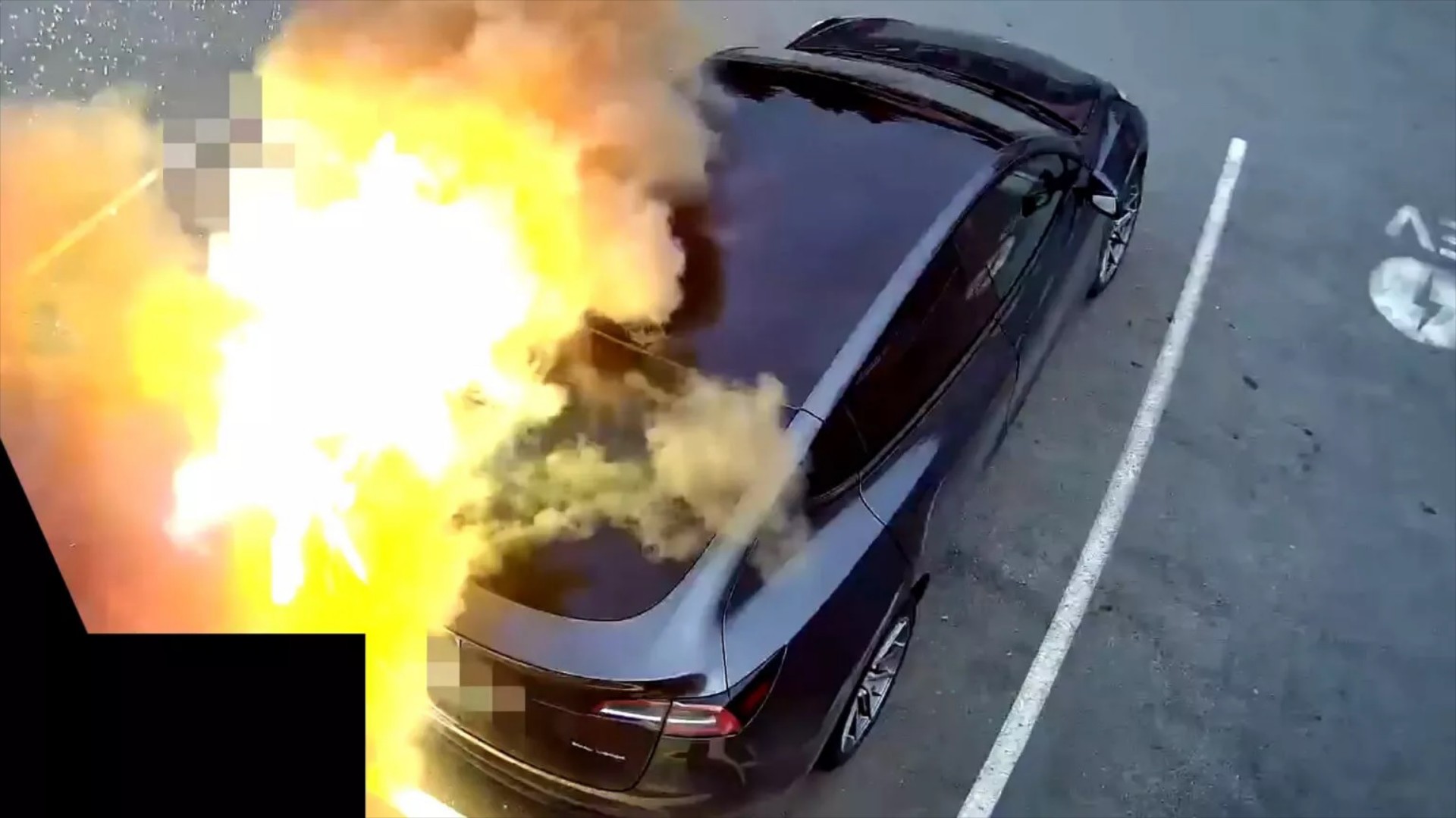 Video: Δεν… παίζεις με το ρεύμα - Η έκρηξη ενός Tesla στον φορτιστή