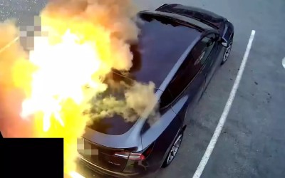 Video: Δεν… παίζεις με το ρεύμα - Η έκρηξη ενός Tesla στον φορτιστή