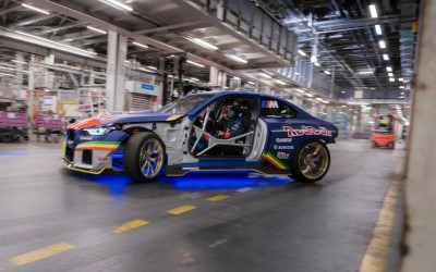 Οδηγός μπήκε στο εργοστάσιο της BMW και άρχισε τις… μπάντες [video] 