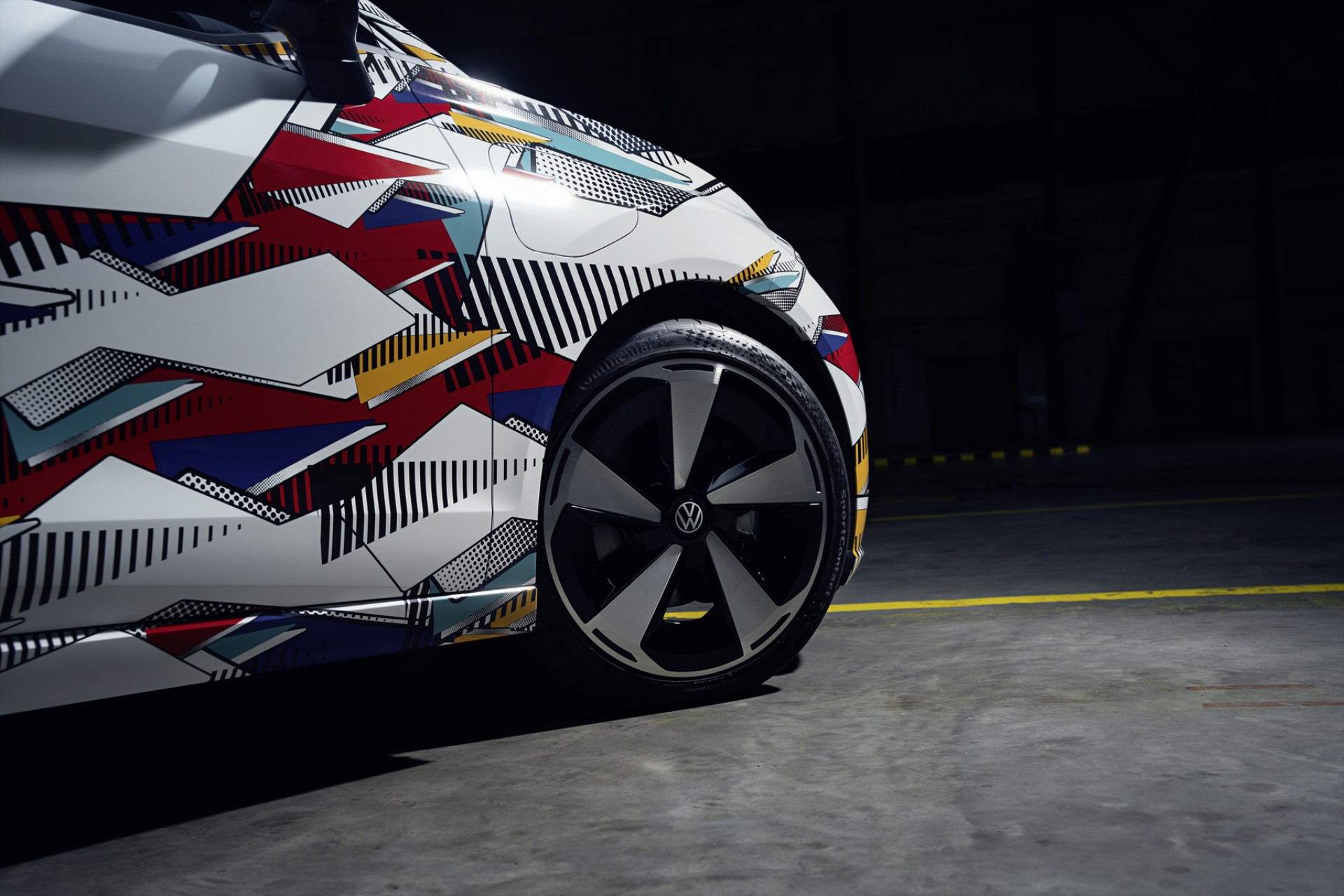 Το σπουδαίο αυτοκίνητο της Volkswagen γίνεται ηλεκτρικό – Και το γιορτάζει με drift