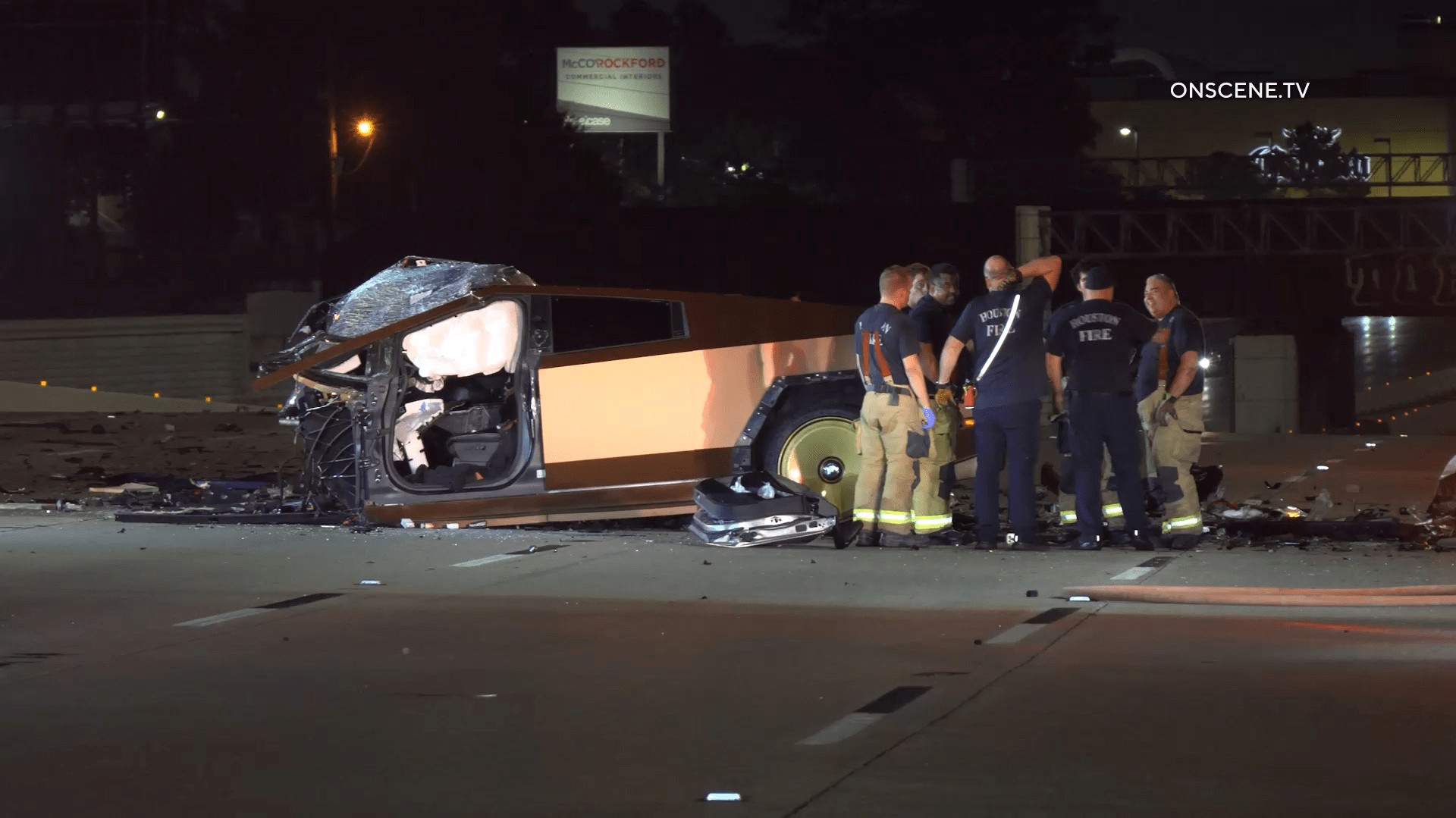 BMW μπήκε ανάποδα στην εθνική οδό – Τράκαρε με Tesla Cybertruck και το έκοψε στη μέση [video]