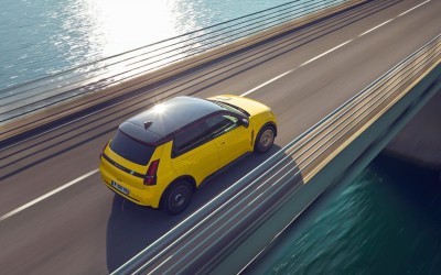 Γαλλική επανάσταση στα ηλεκτρικά – Θα φορτίζουν ενώ τα οδηγείτε 