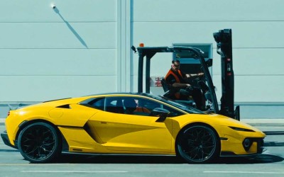 Ο πιο κουλ διευθυντής – Πήρε τη Lamborghini μέσα στο εργοστάσιο και άρχισε το drift [video] 