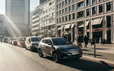 Λύθηκε το πρόβλημα! Φόρτιση για εσένα που δεν έχεις parking – Με τεχνολογία κατευθείαν από τη Γερμανία