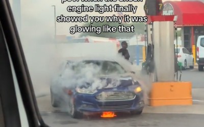 Αυτοκίνητο αρπάζει φωτιά δίπλα στην αντλία βενζίνης [Video] 