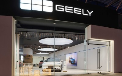 Αυτό είναι το πρώτο κατάστημα της Geely στην Ελλάδα – Και δίνει SUV με 254 ευρώ το μήνα