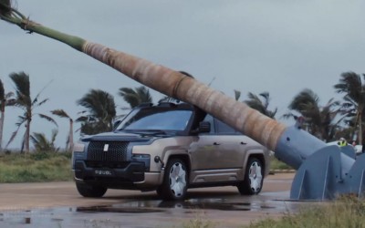 Το τερμάτισε η BYD - Έριξε δέντρο 2 τόνων πάνω σε SUV και δεν έπαθε τίποτα [video] 