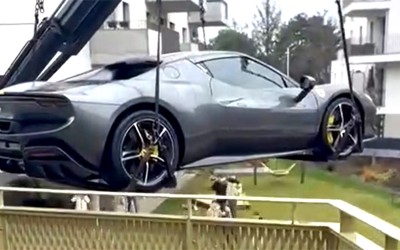 Αυστριακός ανέβασε Ferrari στο μπαλκόνι του σπιτιού - Τι έκανε η Αστυνομία; 