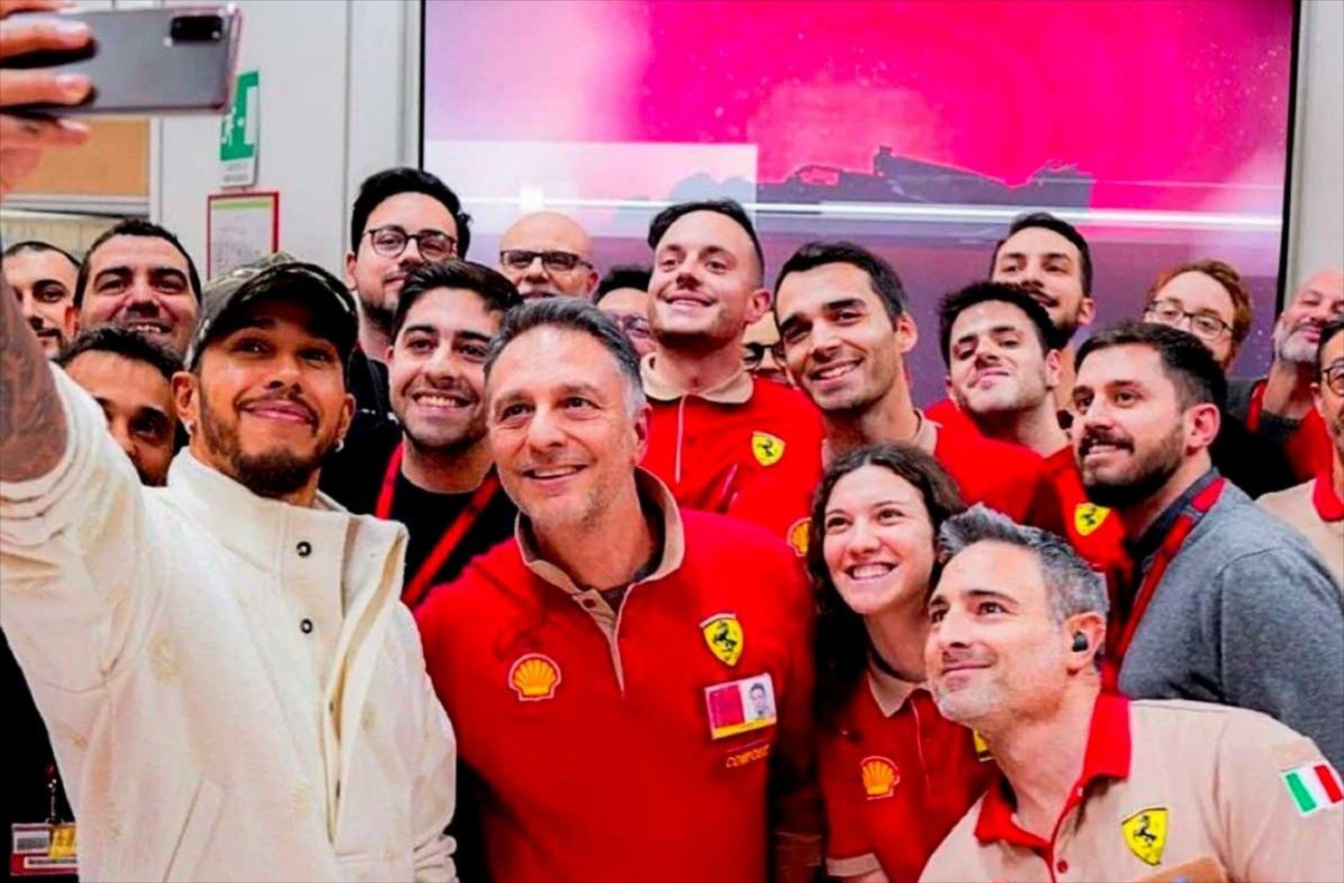 Ο Hamilton δε ξέχασε τους εργαζόμενους στη Ferrari – Έκανε δώρο σε 1.000 ανθρώπους  