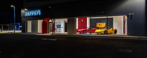 H Ferrari επέστρεψε στην Ελλάδα - Αυτό είναι το εντυπωσιακό κατάστημα! 