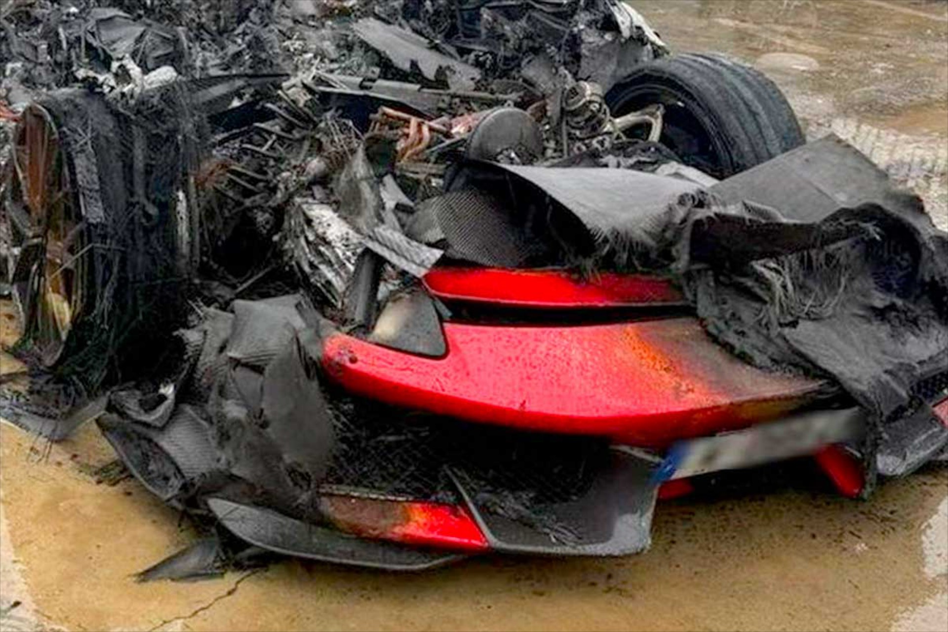 Έκλεψαν Ferrari αξίας 500.000 ευρώ – Και 2 km μετά την διέλυσαν στις μπαριέρες